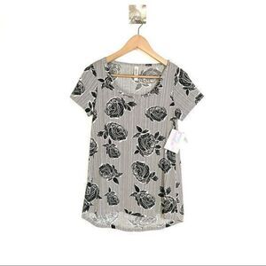 NWT LuLaRoe black Roses Classic T-shirt LuLaRoe T-shirt Floral xxs NEW